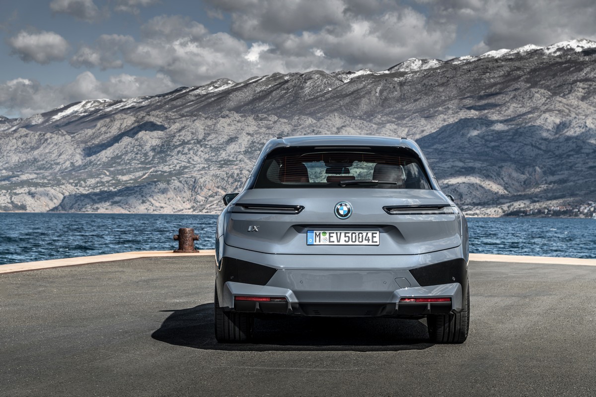 BMW fully details the i4 sedan and iX SUV, pricing included