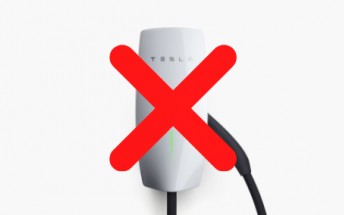 Tesla follows Apple in dropping chargers