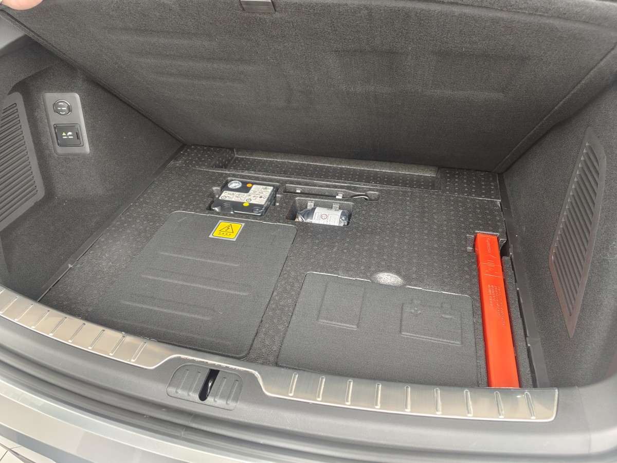 Access to the battery and rear motor under the floor