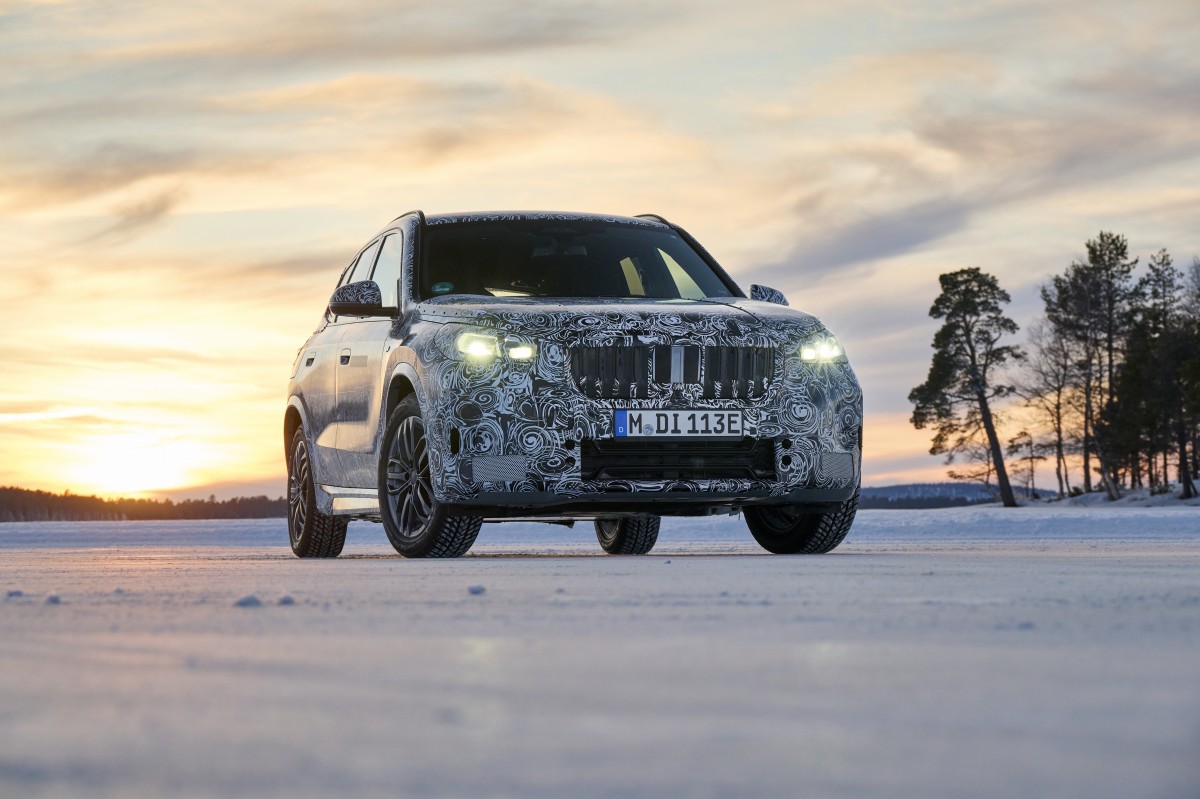 BMW iX1 AWD 2023 замечен на тестах на снегу