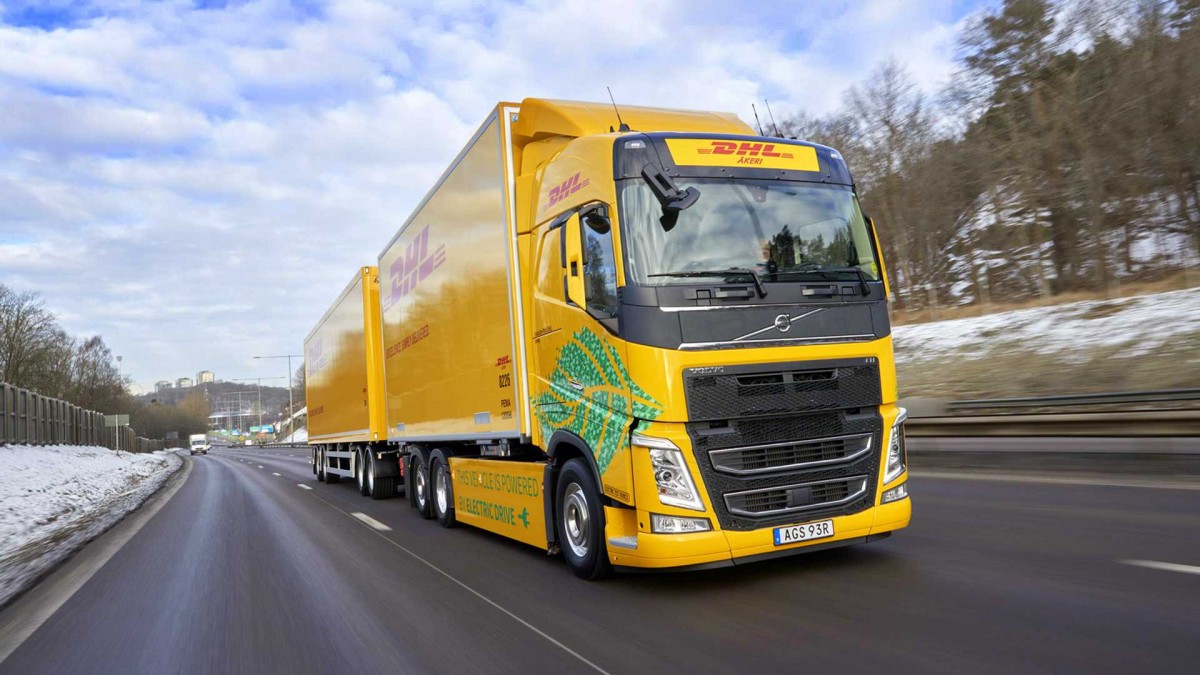 The future is clearly... yellow - Electric Volvo FM