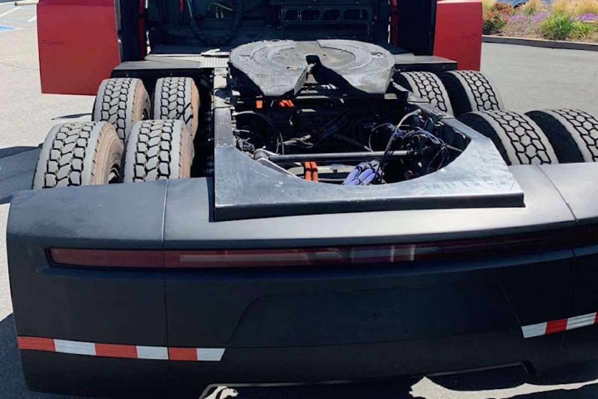 Tesla Semi motors sit at the rear axles