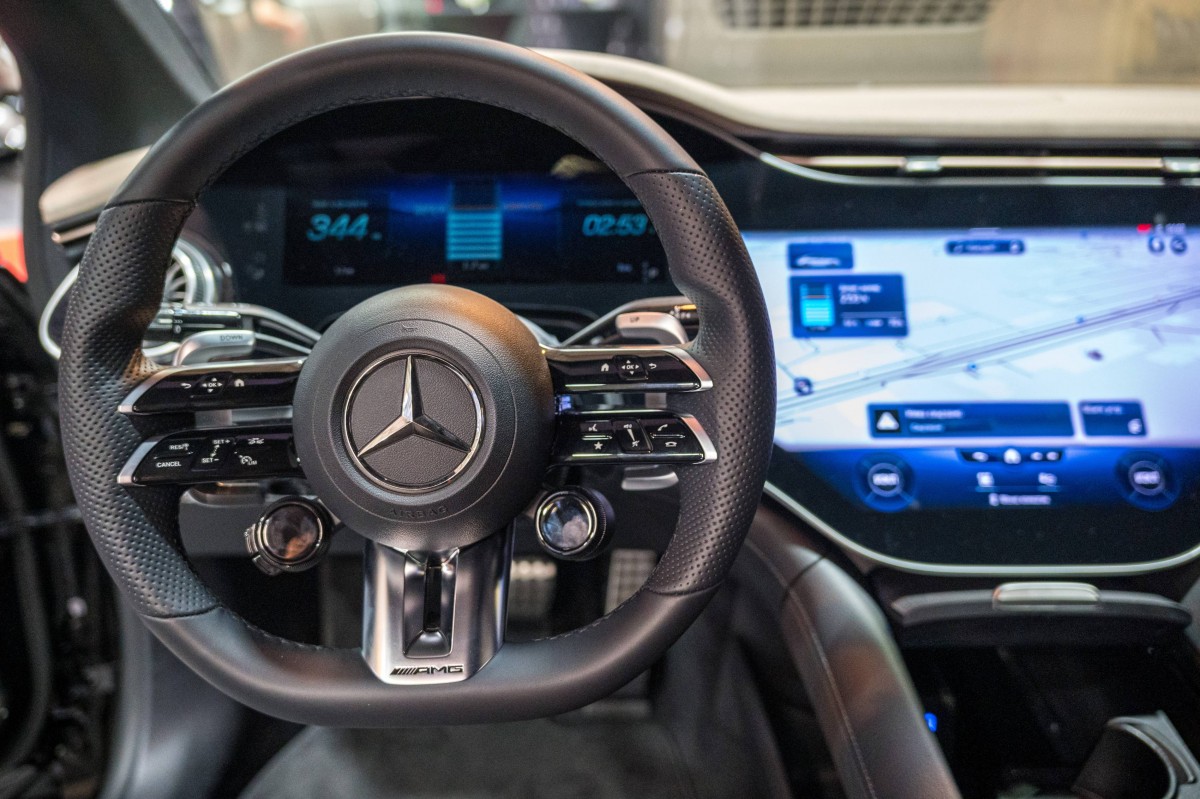The steering wheel is full of touch buttons