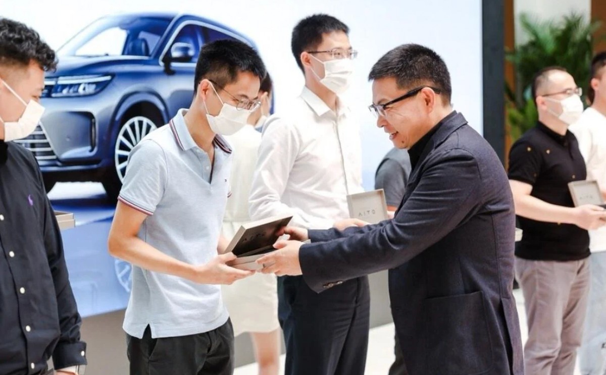 First customers had their cars delivered by Huawei and Seres officials