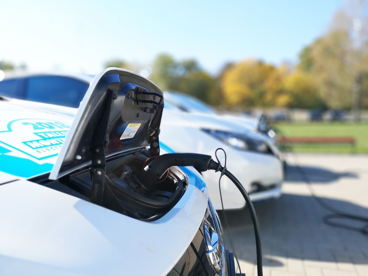 Global EV market sees 63% growth in H1 2022