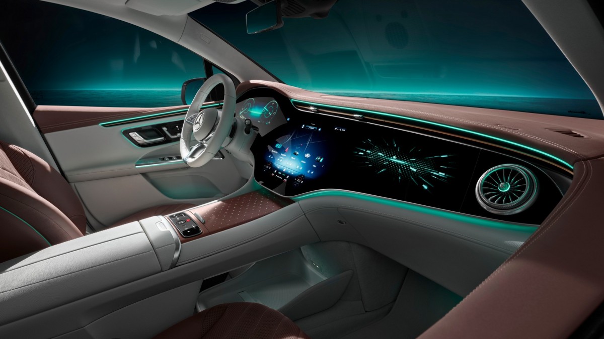 Mercedes-Benz показал интерьер предстоящего внедорожника EQE.