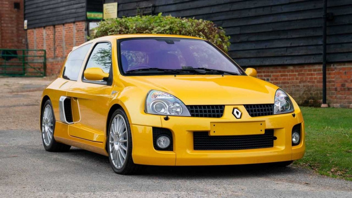 The most unruly Renault ever - V6 Clio