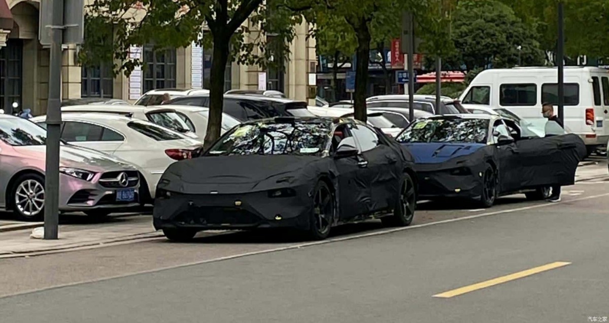 Pair of Lotus Envya spotted on the street in China