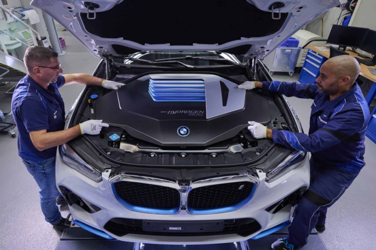 BMW is not letting go of hydrogen any time soon