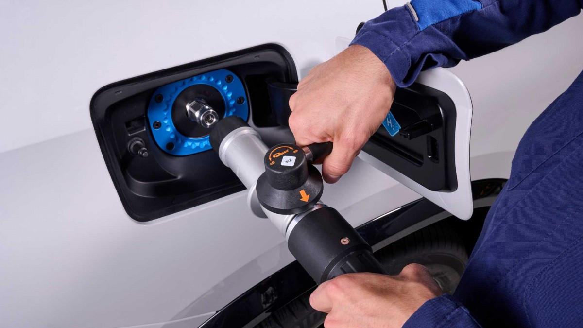 Filling up hydrogen car is as easy as filling up LPG tank