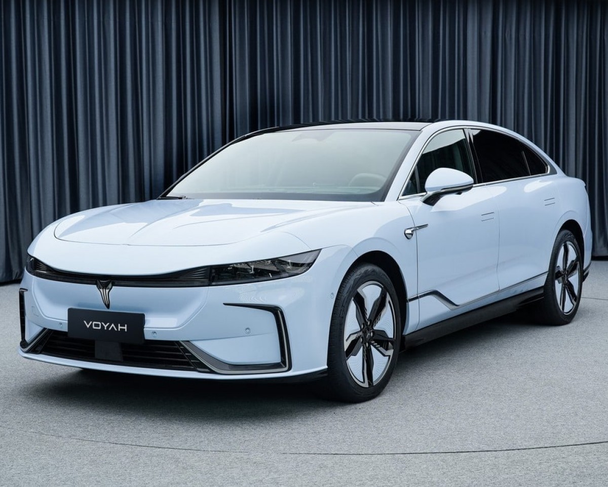  Voyah Zhuiguang is another 510 hp electric sedan from China