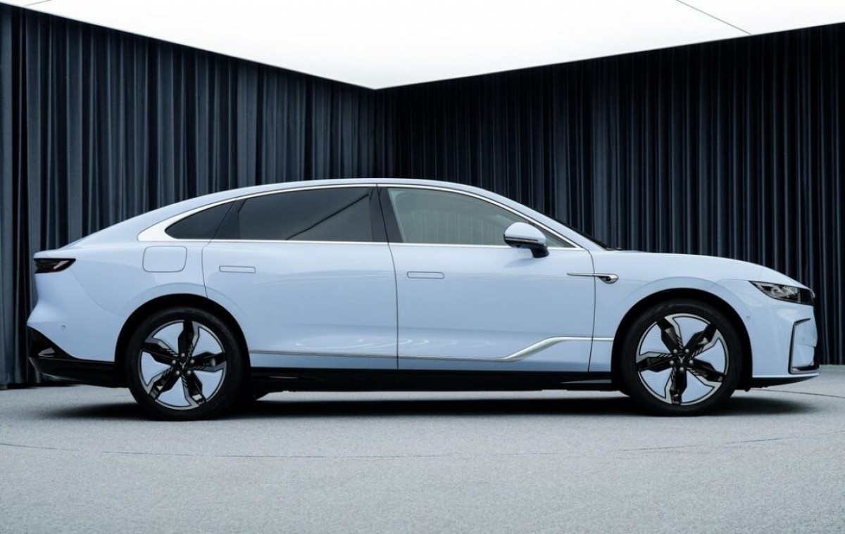 Voyah Zhuiguang is another 510 hp electric sedan from China - ArenaEV