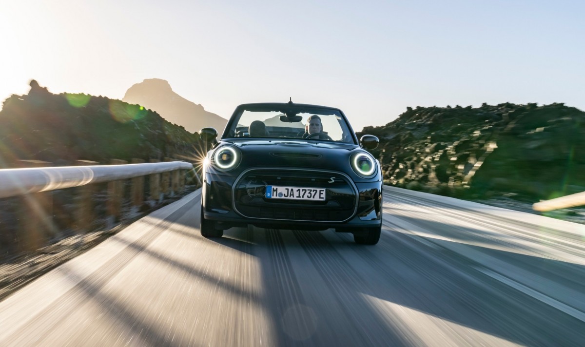 Mini Cooper SE Convertible goes electric - ArenaEV