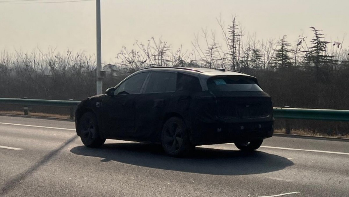 Fully camouflaged Nio ES6