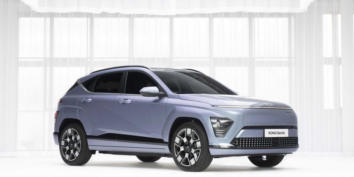 https://st.arenaev.com/news/23/03/2024-hyundai-kona-electrictric-digital-world-premiere/-1242x621/arenaev_001.jpg