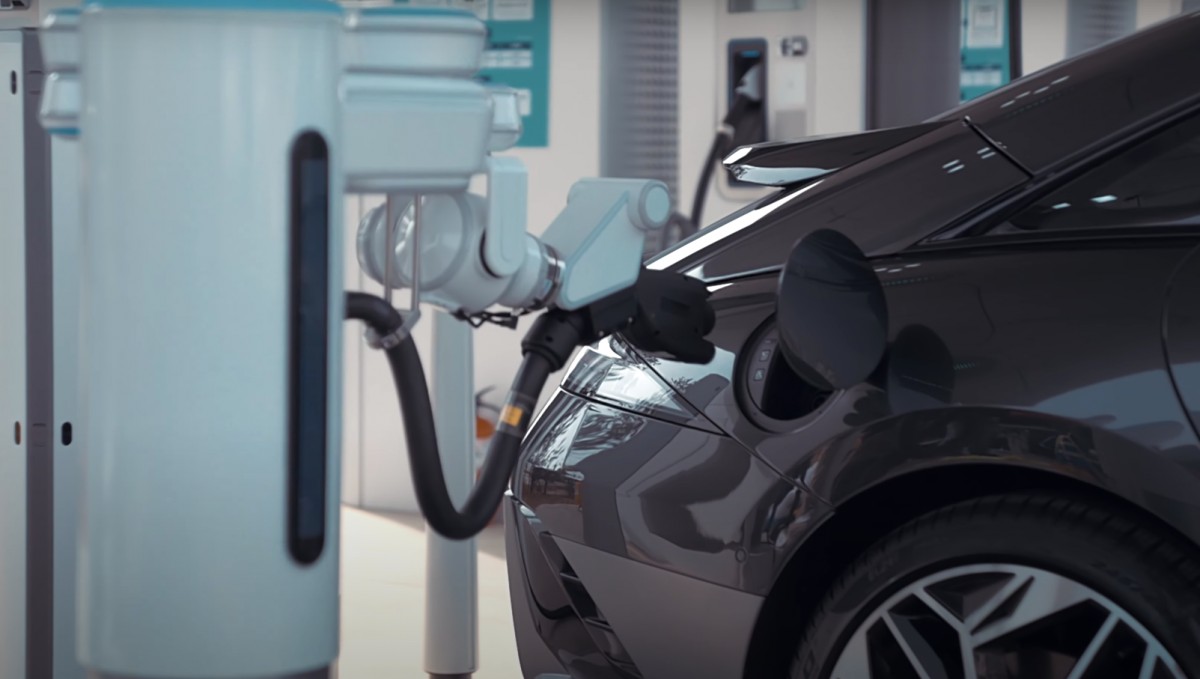 Hyundai unveils EV charging robot