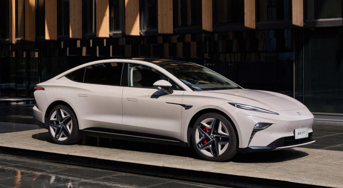 Rising F7 is a $30,000 electric sedan with swappable battery