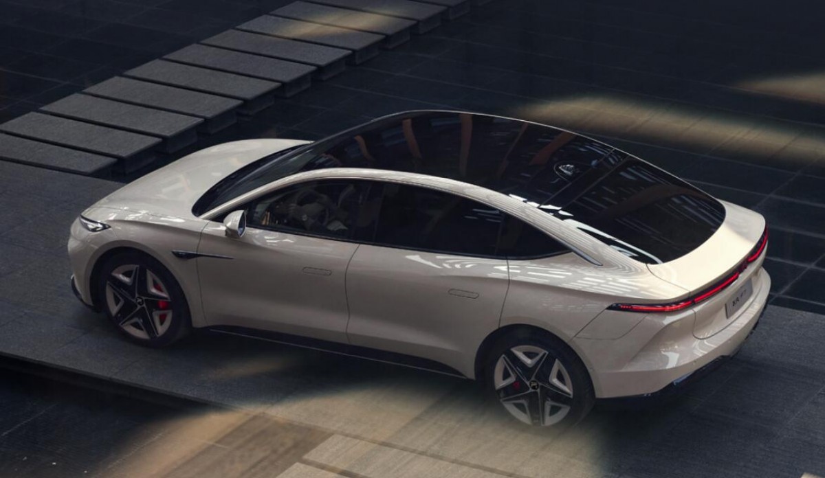 Rising F7 is a $30,000 electric sedan with swappable battery