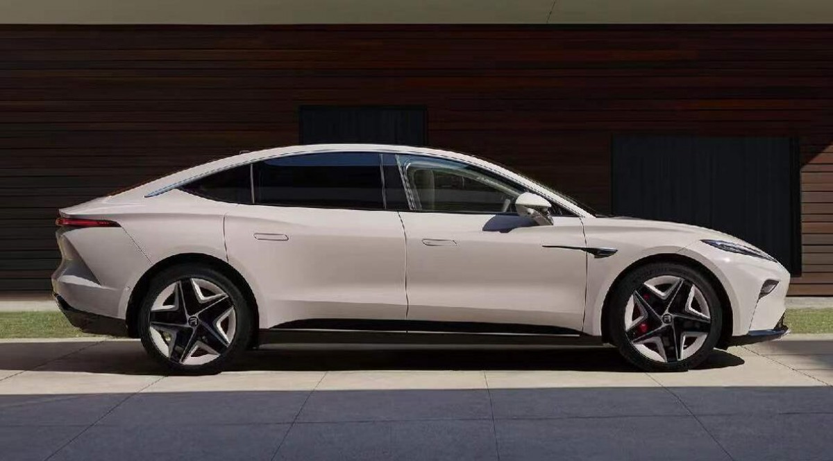 Rising F7 is a $30,000 electric sedan with swappable battery