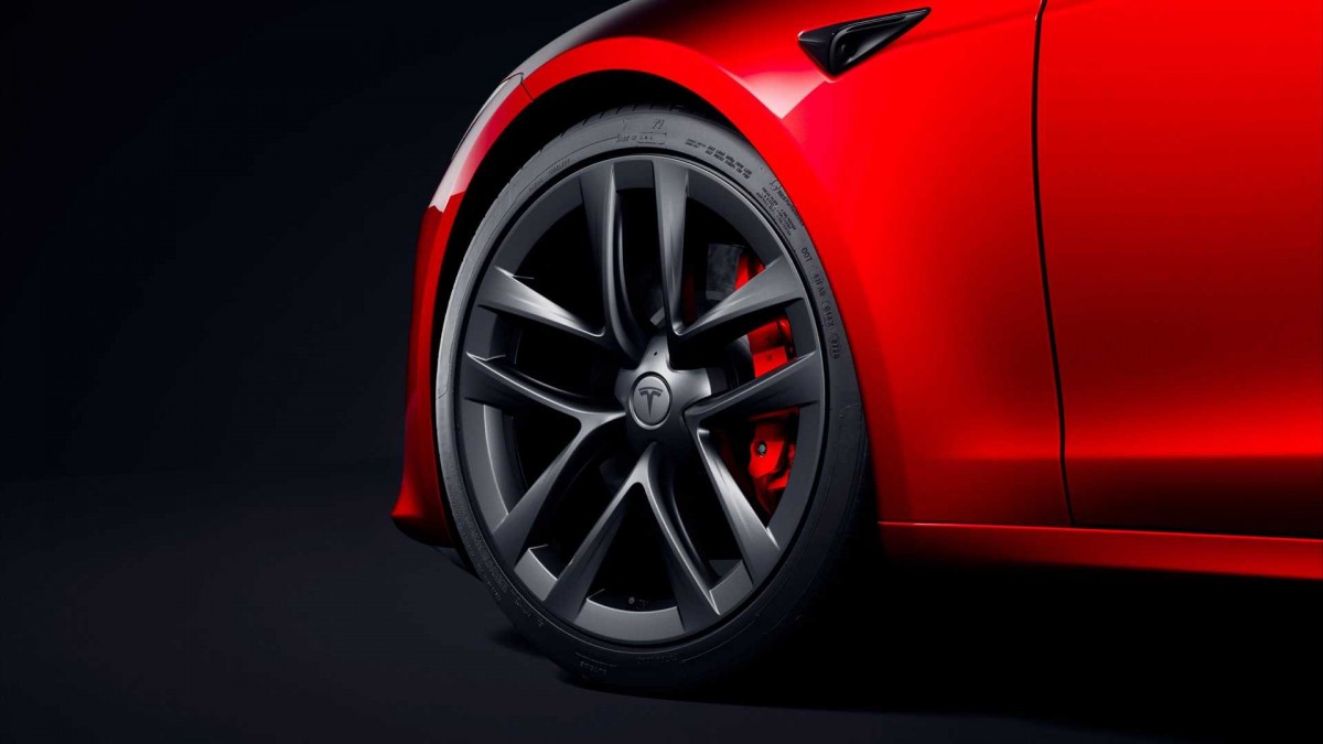 Tesla Model S comes with new glass roof, new color option and round steering wheel