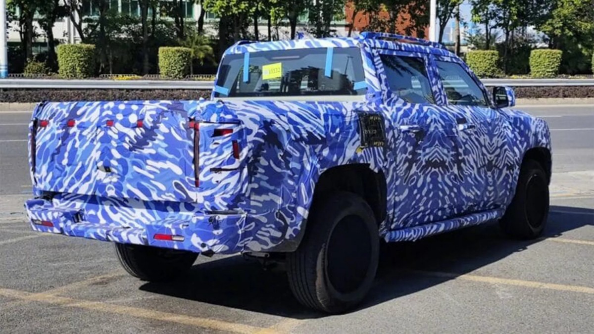 BYD's upcoming electric pickup truck spied with huge grille logo