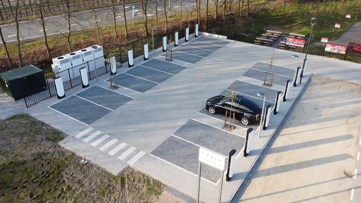 Tesla opens first V4 Supercharger site to non-Tesla vehicles