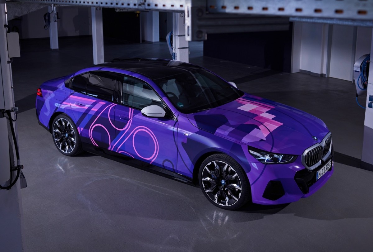 BMW i5 debuts with AirConsole gaming platform