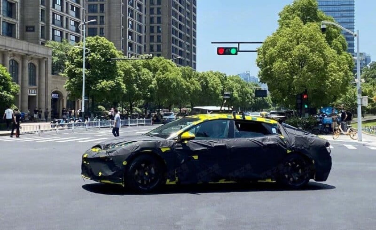 Camouflaged Lotus Envya spotted in China