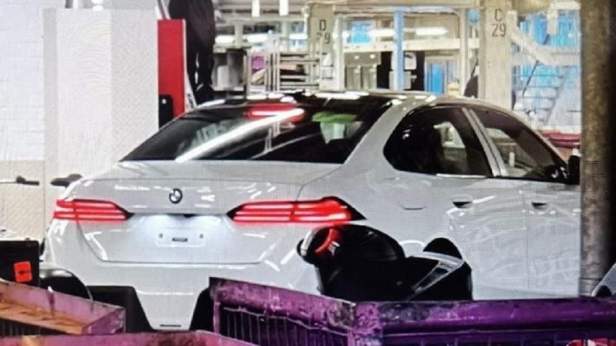 First images of the brand new BMW i5 leaked