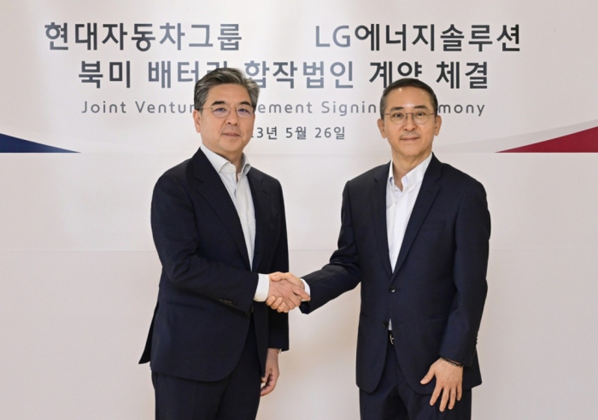 CEOs of LG and Hyundai at the signing ceremony
