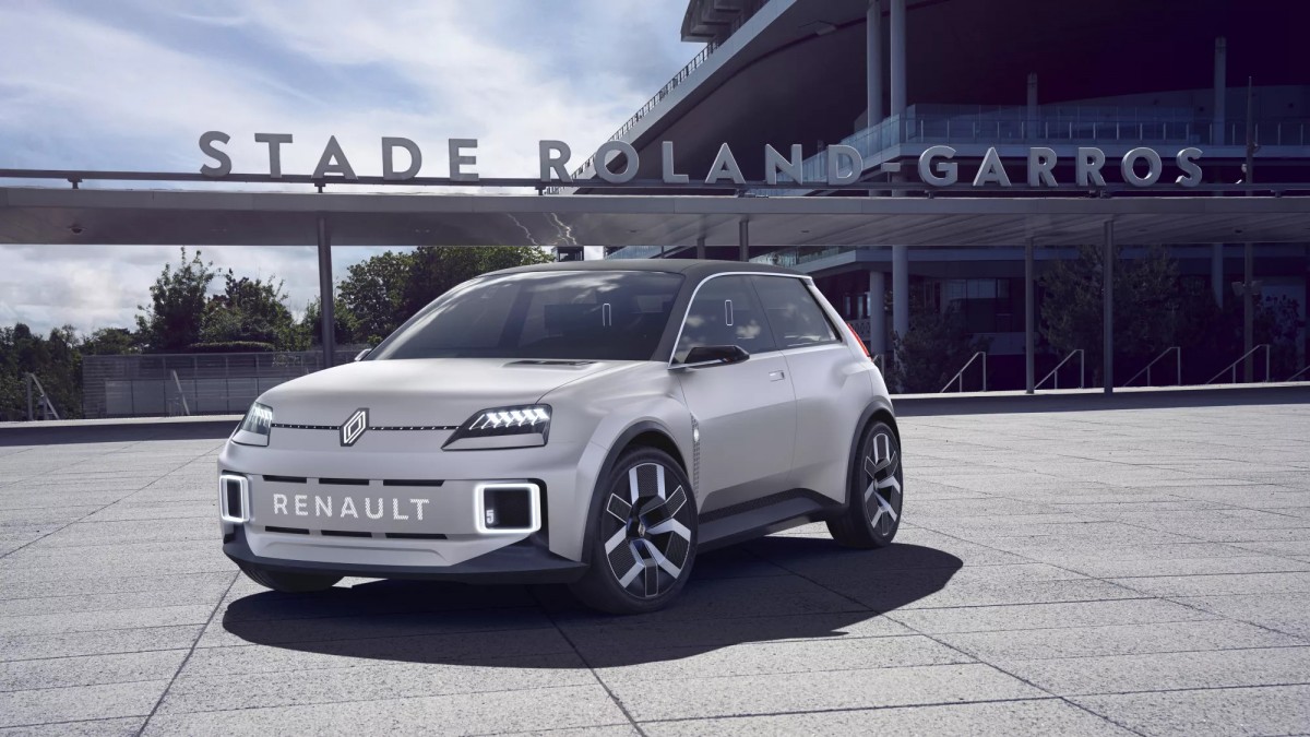 Renault 5 with Renault 4EVER Trophy and new Espace E-Tech heading to Roland Garros