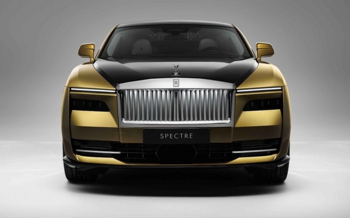 Some customers will get their Rolls-Royce Spectre in 2025