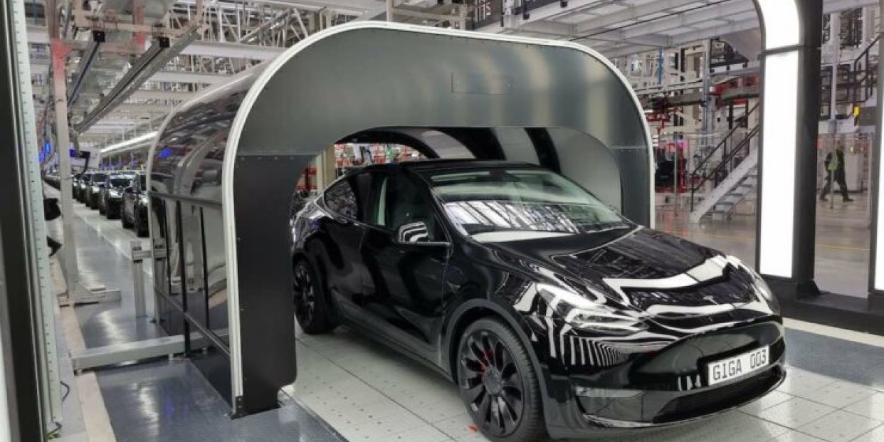 https://st.arenaev.com/news/23/05/tesla-model-y-with-byd-batteries-enters-production-in-germany/-1242x621/arenaev_001.jpg