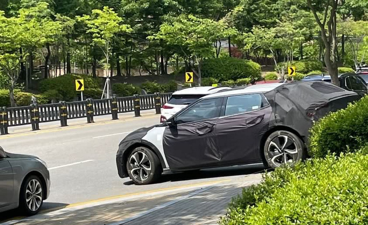 Kia EV6 facelift shows itself for the first time