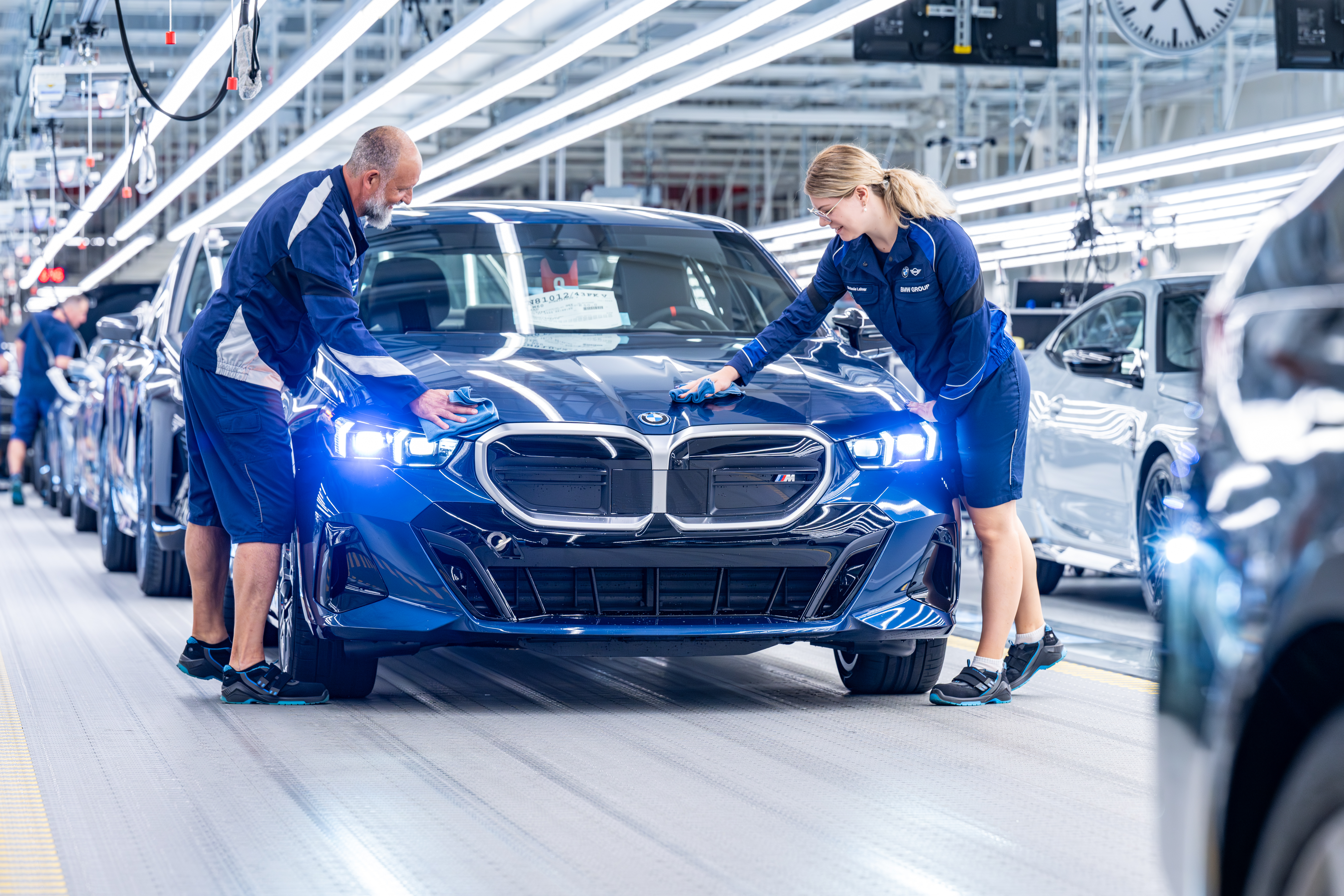 BMW、中国市場向けに特別に設計されたノイエ・クラッセベースのモデルを発売