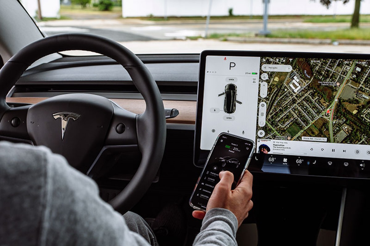 Tesla takes on Android Auto and CarPlay, opens its cars to third-party apps  - ArenaEV