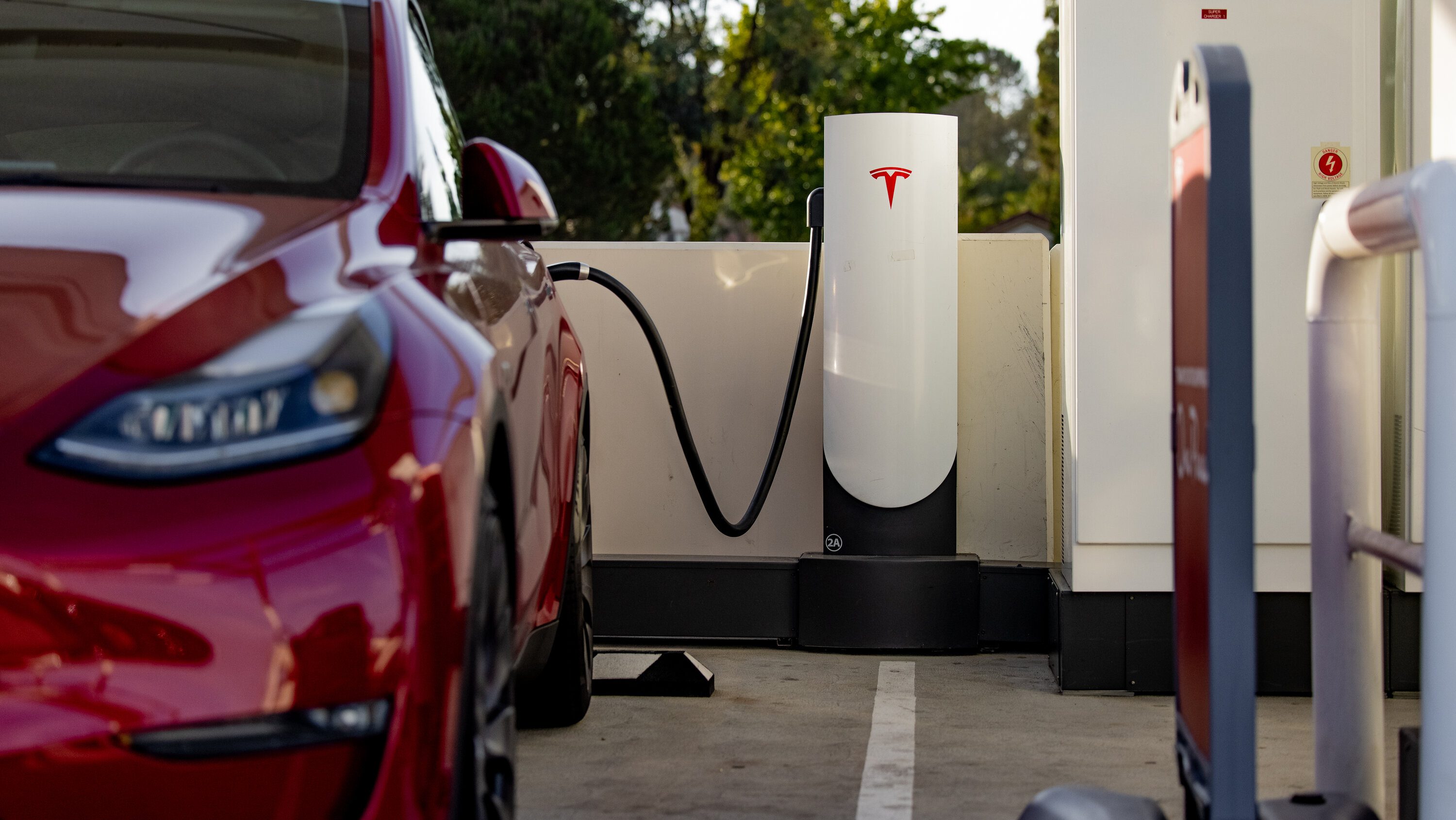 Европейская сеть Supercharger Tesla на один день станет бесплатной в честь 10-летнего юбилея