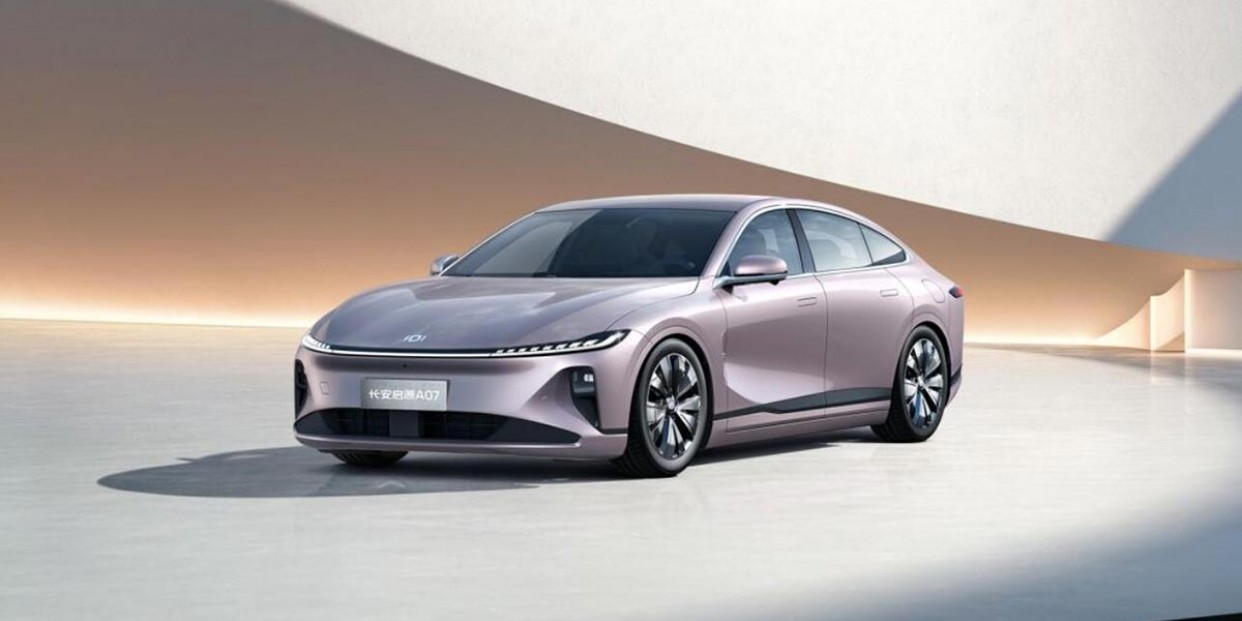 https://st.arenaev.com/news/23/09/changan-sub-brand-qiyuan-unveils-electric-sedan-a07/-1242x621/arenaev_001.jpg