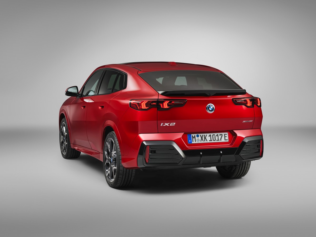BMW iX2 yenilendi! Tasarım oldukça tartışmalı