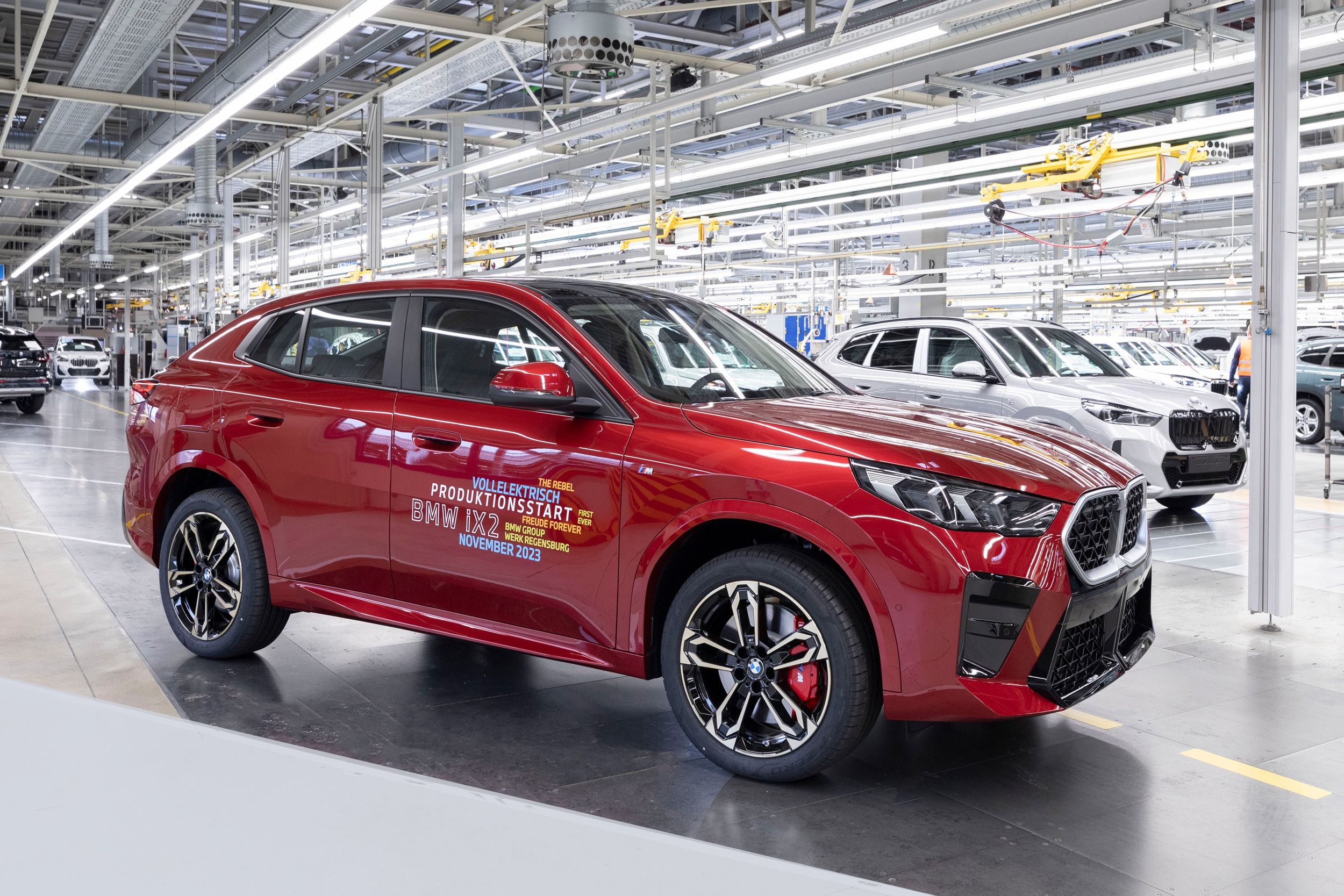 BMW、レーゲンスブルク工場で新型iX2の生産を開始