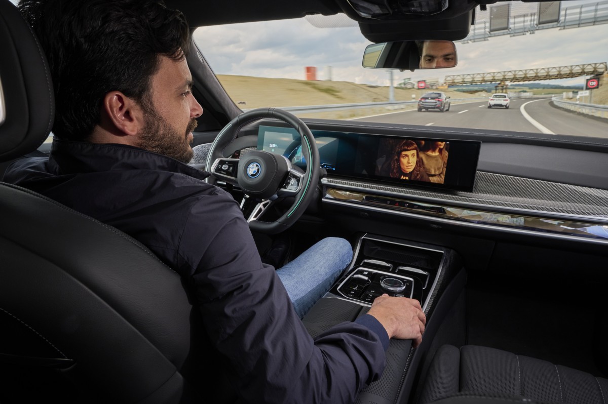 BMW gets the green light for hands off driving features on its 7 Series