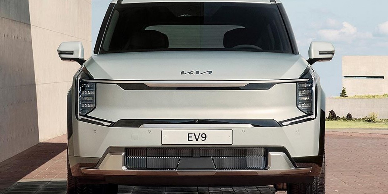 https://st.arenaev.com/news/23/11/kia-ev9-letter-to-dealers-us/-1242x621/arenaev_000.jpg