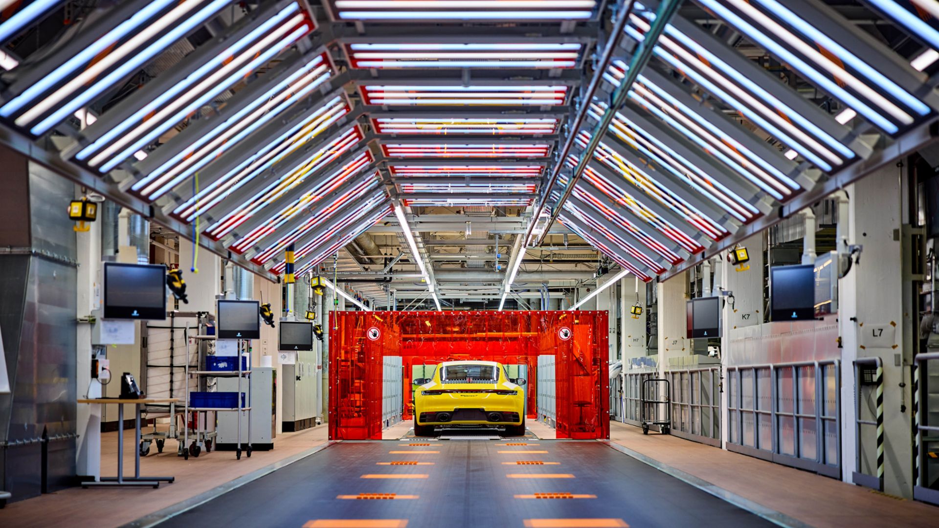Porsche готовит завод в Цуффенхаузене к производству электрических Macan и Boxter