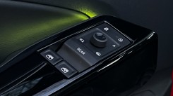 The control switches on the doors are among the most unintuitive ones on the market.
