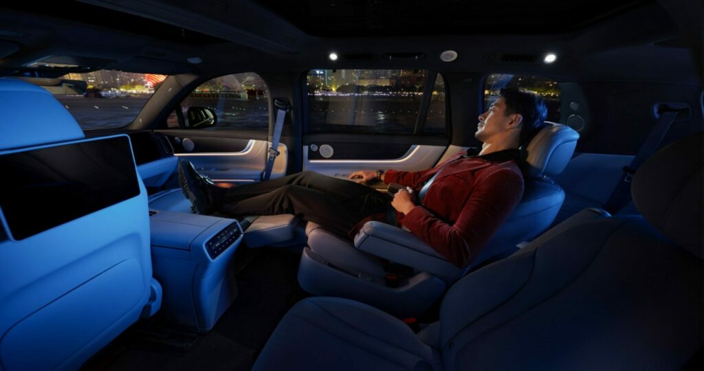 ファーウェイが支援するAito M9 SUVにはシートよりも多くのスクリーンが搭載されている