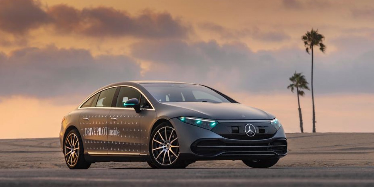 Mercedes-Benz introduces turquoise lights to identify autonomous mode -  ArenaEV