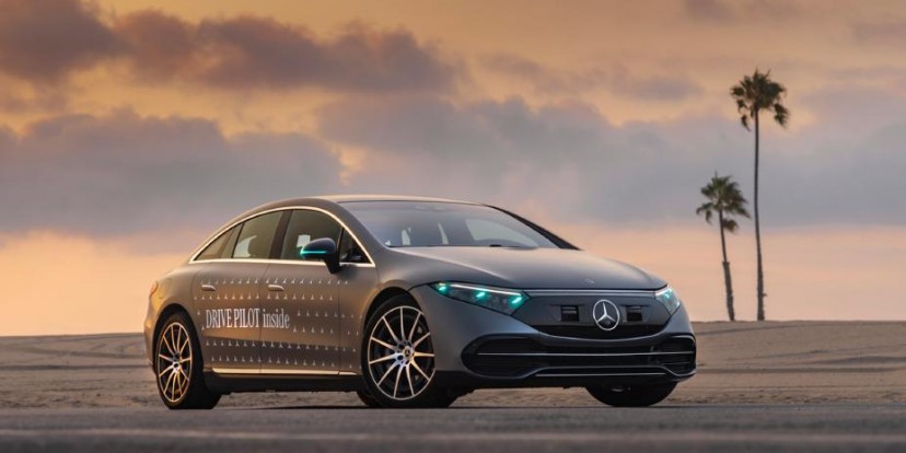 https://st.arenaev.com/news/23/12/mercedes-benz-introduces-turquoise-lights-to-identify-autonomous-mode/-828x414/arenaev_001.jpg