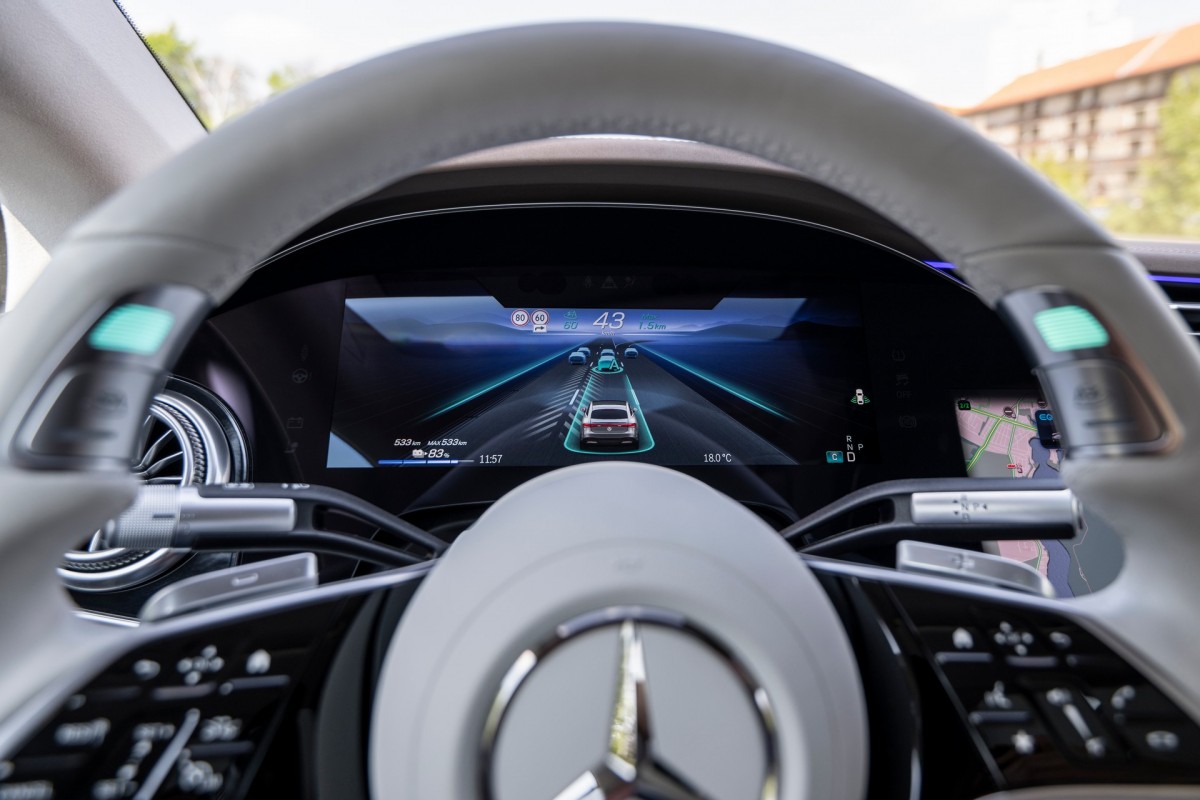 Mercedes-Benz представляет бирюзовые огни для идентификации автономного режима