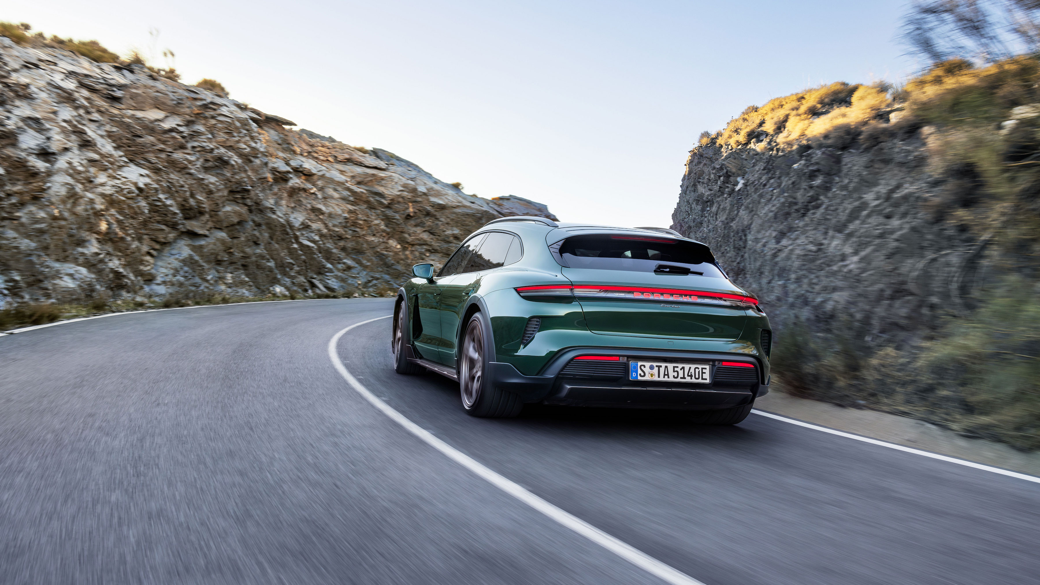 Porsche Taycan 2025 получит больше мощности, больший запас хода и более быструю зарядку