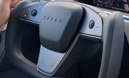 Tesla adds a center horn to its steering yoke